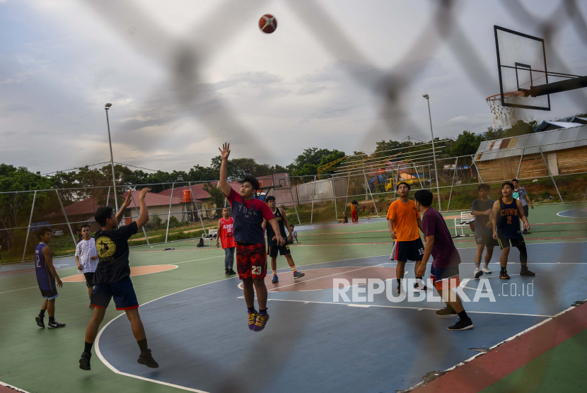Sejumlah pemuda bermain basket di fasilitas olahraga (Ilustrasi)
