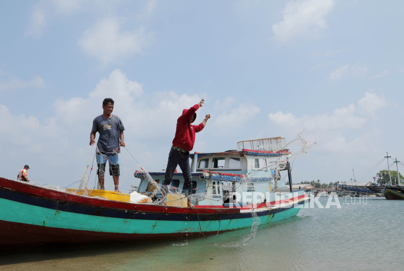 Nelayan mencari ikan di Kepulauan Pongok di ujung selatan Pulau Bangka.