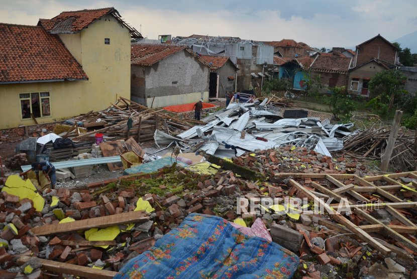 Sejumlah bangunan mengalami kerusakan parah bahkan di antaranya rata dengan tanah di Kabupaten Sumedang. BMKG menganalisis penyebab angin puting beliung yang marak di Jawa Barat.