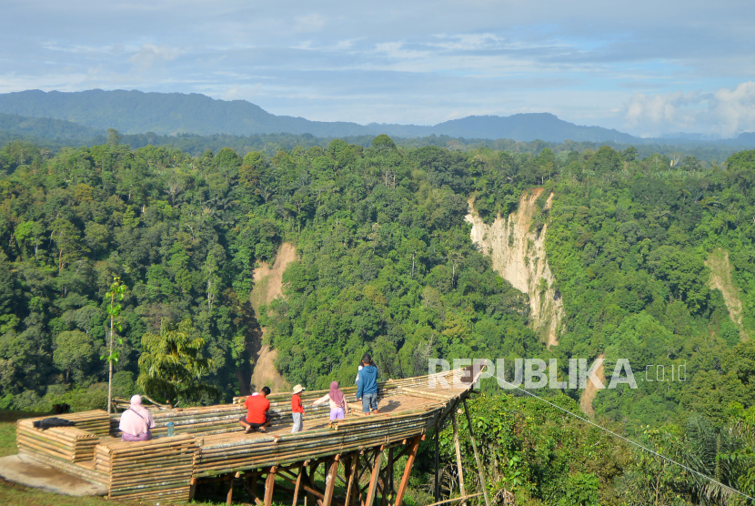 Pengunjung menikmati suasana alam di Taman Panorama Baru Bukittinggi, Sumatera Barat. Pemasukan dari sektor pariwisata Bukittinggi menurun dibandingkan libur lebaran 2023.