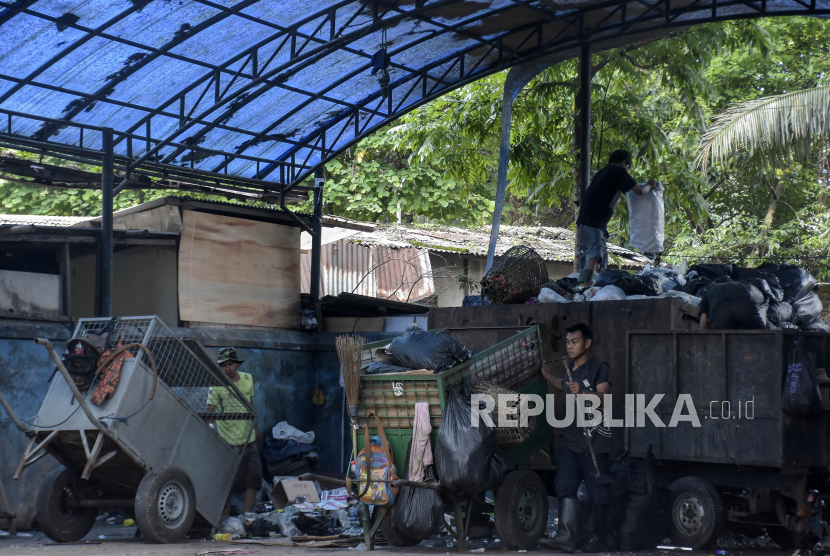 Petugas kebersihan melakukan bongkar muat sampah di TPS Patrakomala, Bandung, Jawa Barat