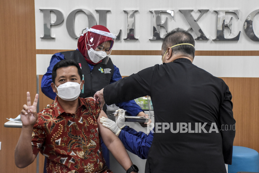 Vaksinator menyuntikkan vaksin Covid-19 Sinovac ke Sekretaris Daerah Kota Bandung Ema Sumarna di Rumah Sakit Khusus Ibu dan Anak (RSKIA) Kota Bandung, Jalan Raya Kopo, Kota Bandung.