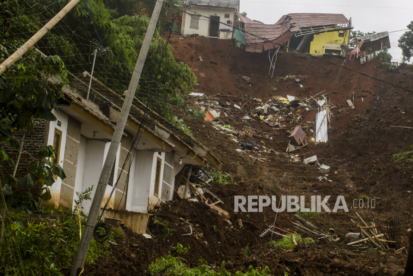 Kondisi permukiman dan tebing pascalongsor di Cimanggung, Kabupaten Sumedang, Jawa Barat, Minggu (10/1/2021). Tanah longsor yang diduga terjadi akibat intensitas curah hujan yang tinggi pada Sabtu (9/1) sore tersebut mengakibatkan 12 orang korban meninggal dua dan belasan orang diperkirakan masih tertimbun serta 14 bangunan rusak berat. 