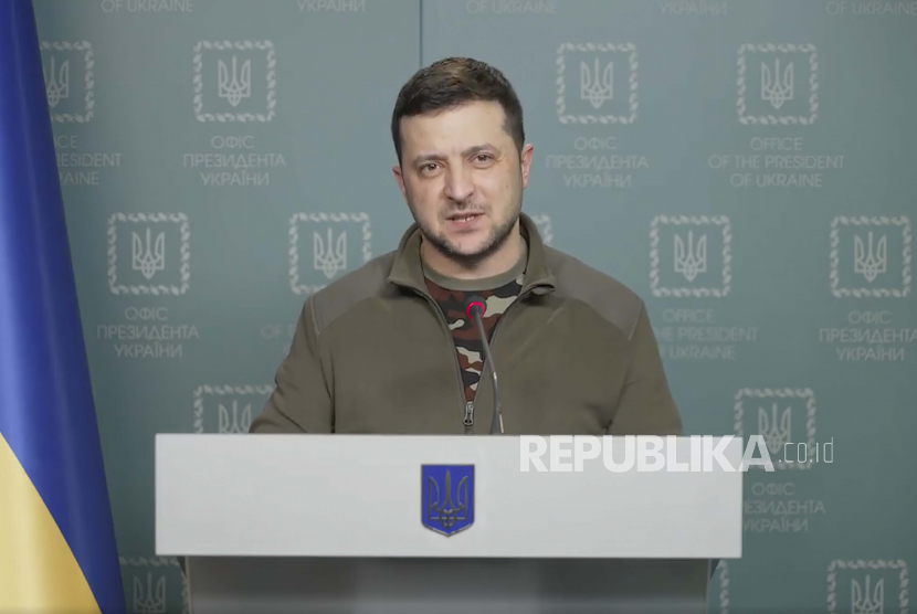Dalam gambar dari video yang disediakan oleh Kantor Pers Kepresidenan Ukraina, Presiden Ukraina Volodymyr Zelenskyy berbicara di Kyiv, Ukraina, Ahad, 6 Maret 2022.
