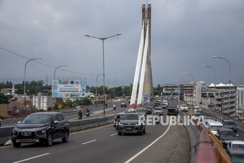 Sejumlah kendaraan melintas di Jalan Layang (Flyover) Pasupati, Kota Bandung