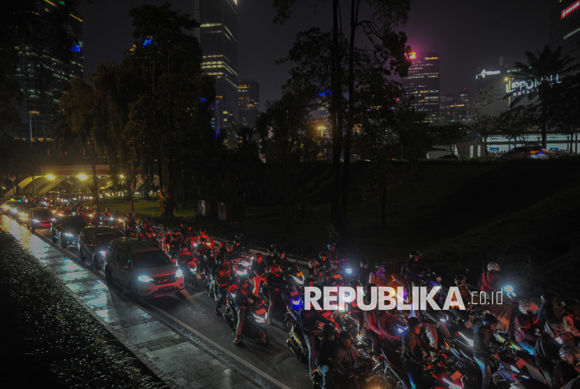Pengendara terjebak kemacetan saat jam pulang kerja di kawasan Semanggi, Jakarta, Rabu (7/5/2025). 