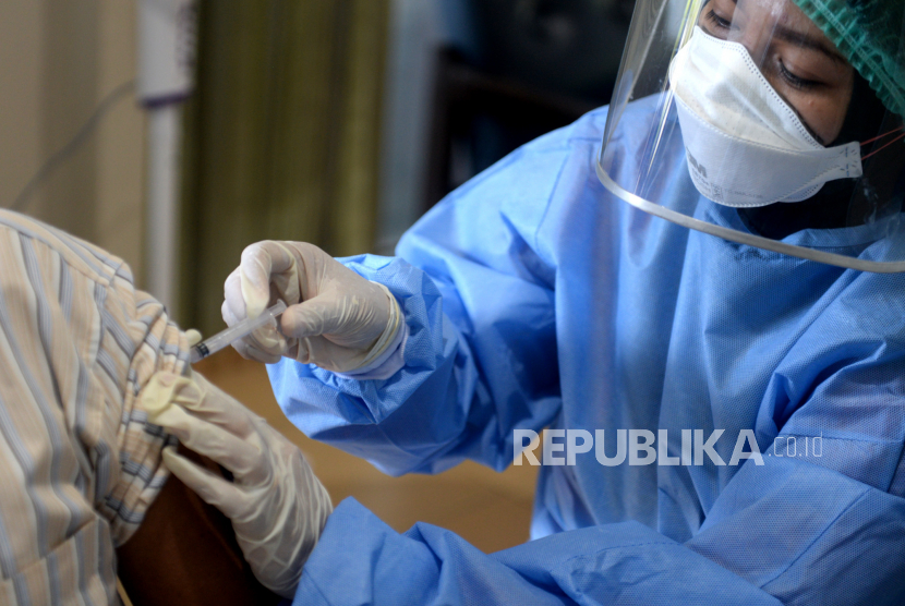 Seorang guru di Sukabumi, Jawa Barat, alami kebutaan dan kelumpuhan setelah menerima vaksinasi Covid-19 kedua. Pihak berwenang sedang melakukan penelusuran apakah kondisi sang guru terkait dengan penyuntikan vaksin.