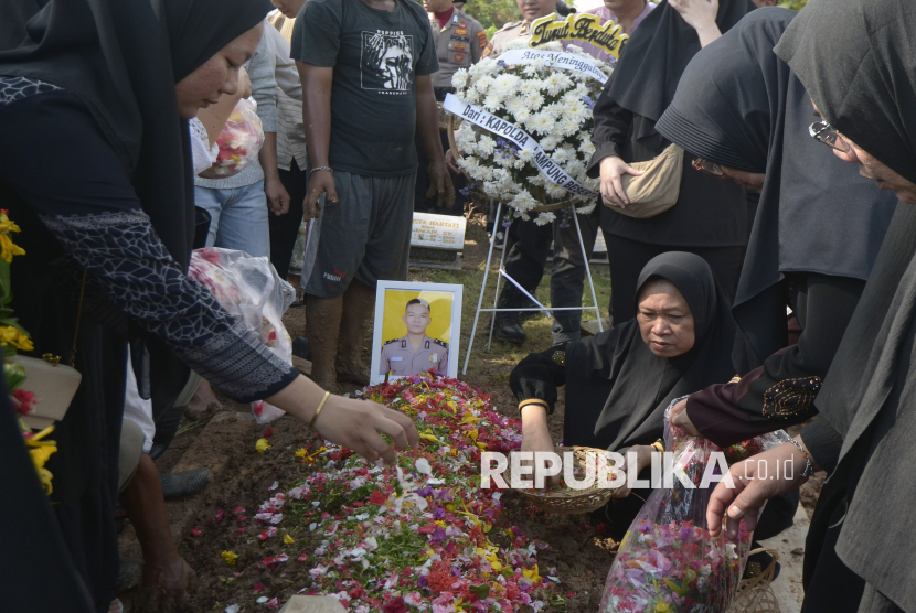 Keluarga menaburkan bunga di atas makam almarhum Bripda M. Ghalib Surya Ganta setibanya di rumah duka di Bandarlampung, Lampung, Selasa (18/3/2025).