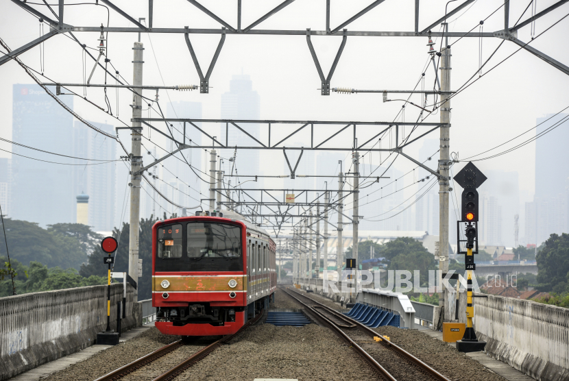 KRL Commuter Line tiba di Stasiun Matraman, Jakarta, Jumat (17/6/2022). (Ilustrasi)