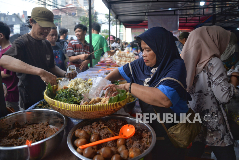 Pedagang melayani pembeli makanan untuk berbuka puasa (takjil) di Kawasan Bendungan Hilir (Benhil), Jakarta, Selasa (12/3/2024). Pasar musiman selama bulan suci Ramadhan tersebut menjadi pusat berburu beraneka ragam jajanan dan masakan dari berbagai daerah di Indonesia sebagai menu buka puasa.