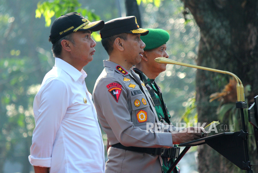 Kapolda Jabar Irjen Pol Akhmad Wiyagus (tengah)