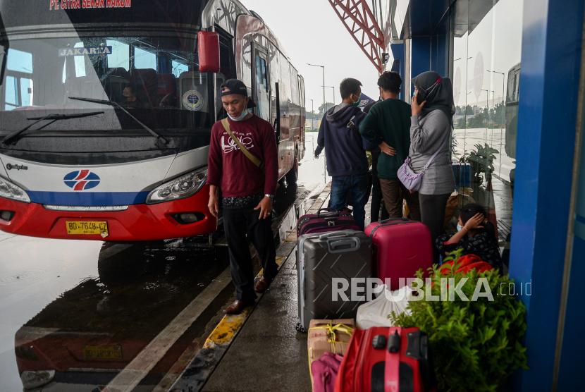 Penumpang tiba di Terminal Pulo Gebang, Jakarta. ilustrasi, Republika/Thoudy Badai