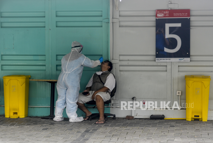 Petugas melakukan tes PCR kepada warga di GSI Lab, Jakarta, (ilustrasi). Adaro sebagai perusahaan nasional yang beroperasi di Indonesia berkomitmen untuk senantiasa hadir dan berperan aktif dalam membantu pemerintah dalam menanggulangi pandemi Covid-19.
