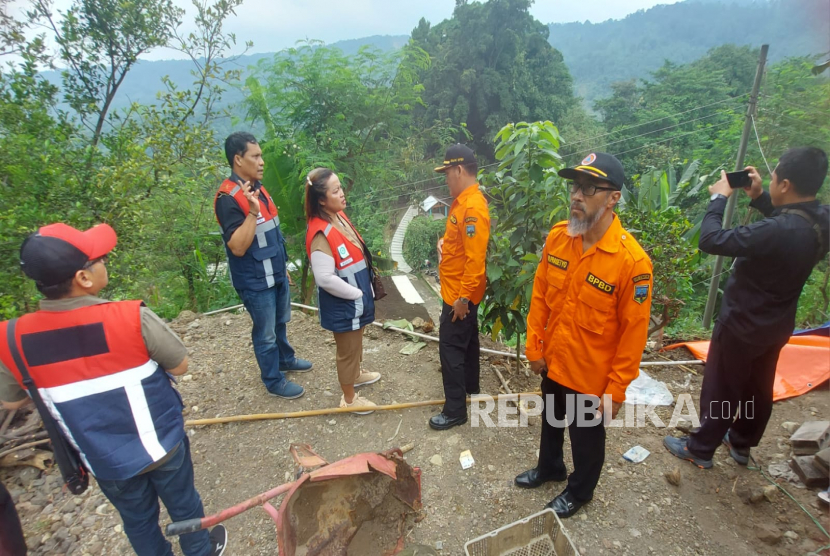 Sejumlah anggota Komisi C DPRD Kabupaten Semarang saat melakukan peninjauan di lokasi terdampak longsor Dusun Kaligawe, Kelurahan Susukan, Kabupaten Semarang, Jawa Tengah, Rabu (15/2/2023).
