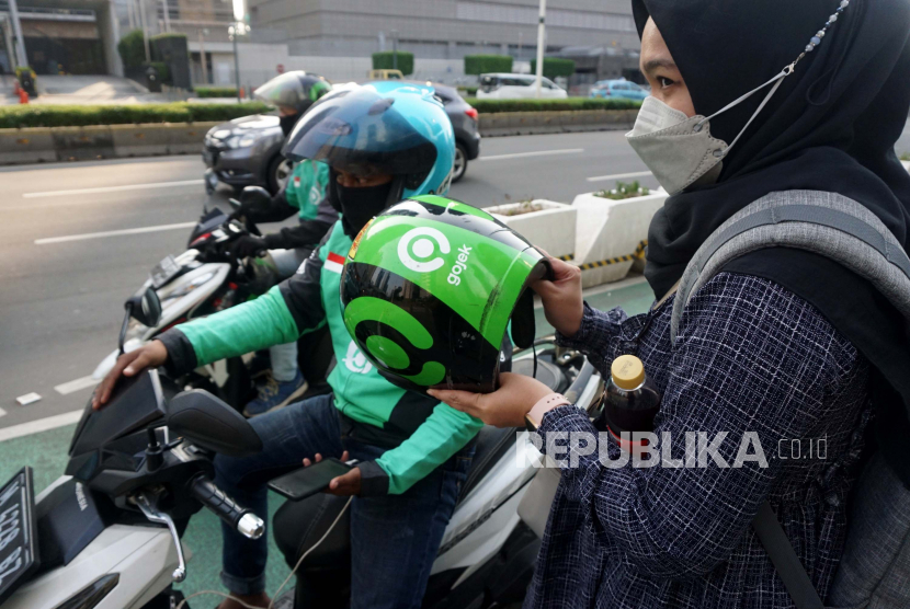 Pengemudi ojek online menurunkan penumpang di Kawasan Halte MRT Budaran HI, Jakarta.