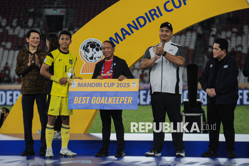 Penjaga gawang Timnas Indonesia U-23 Muhammad Ardiansyah meraih penghargaan sebagai penjaga gawang terbaik pada kompetisi ASEAN U23 Championship Mandiri Cup 2025 di Stadion Gelora Bung Karno (GBK), Jakarta, Kamis (10/7/2025). Timnas Vietnam U-23 berhasil menjuarai kompetisi ASEAN U23 Championship Mandiri Cup 2025 usai berhasil mengalahkan Timnas Indonesia U-23 dengan skor 0-1.
