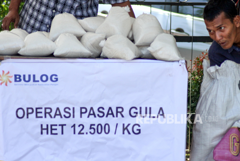 Karyawan Bulog melayani pembeli gula pasir sesuai Harga Eceran Tertinggi (HET) saat Operasi Pasar Gula Pasir Bulog.