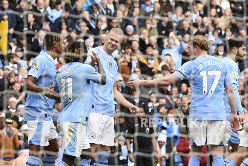Para pemain Manchester City merayakan gol Erling Haaland ke gawang Luton Town.