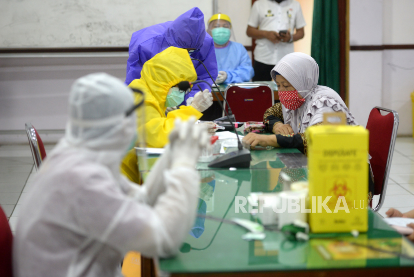Petugas kesehatan bersama pedagang saat Rapid Diagnostic Test (RDT) di Pasar Beringharjo, Yogyakarta, Rabu (3/6). (ilustrasi)
