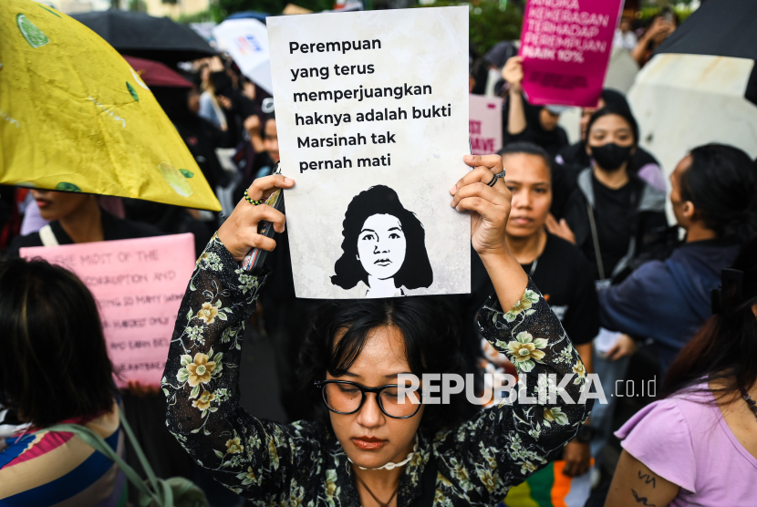 Peserta aksi membawa poster saat mengikuti Aksi Hari Perempuan Sedunia di Jakarta, Sabtu (8/3/2025). Sejumlah elemen masyarakat yang tergabung dalam Aliansi Perempuan Indonesia menyuarakan tentang kesetaraan gender, pemenuhan hak-hak perempuan hingga mengampanyekan stop kekerasan terhadap perempuan. 