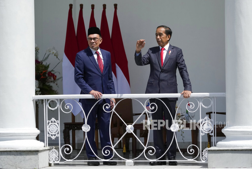  Presiden Joko Widodo (kanan) memberi isyarat saat berbicara dengan Perdana Menteri Malaysia Anwar Ibrahim dalam pertemuan mereka di istana presiden di Bogor, Jawa Barat,  Senin (9/1/2023).