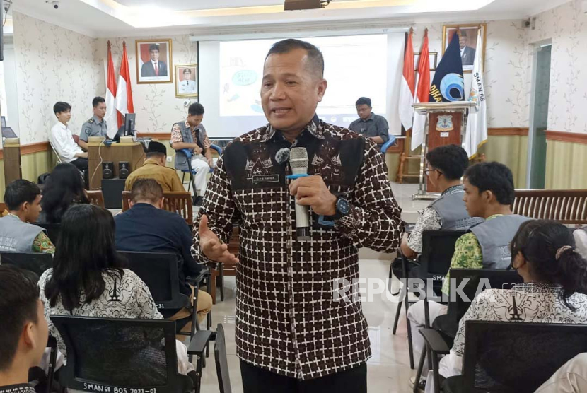 Dirjen HAM Kemenkumham Dhahana Putra dalam sosialisasi hak pemilih pemula di SMAN 68 Jakarta pada Selasa (23/1/2024). 