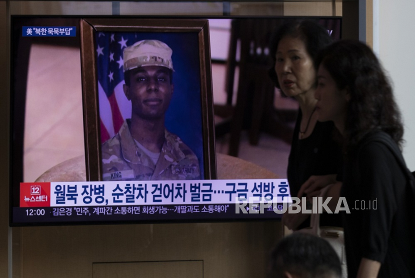 Warga menyaksikan siaran berita TV di Stasiun Kereta Seoul, Korea Selatran, Kamis (20/7/2023). Seorang prajurit aktif Amerika Serikat, Travis King (23 tahun) menyeberang dari wilayah Korea Selatan ke Korea Utara setelah mengikuti tur di area  Zona Demiliterisasi (DMZ) dekat perbatasan.