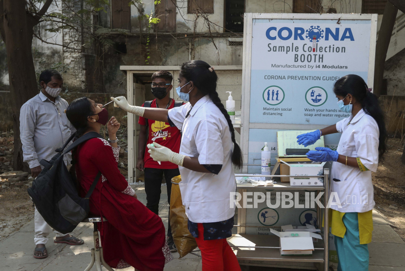 Seorang petugas kesehatan mengambil sampel usap hidung seorang wanita untuk tes COVID-19 di Hyderabad, India, Rabu, 5 Januari 2022. Komisi Nasional (Komnas) Perlindungan Hak Anak India mengungkapkan, hampir 150 ribu anak di negara tersebut menjadi yatim dan yatim piatu selama pandemi Covid-19. 