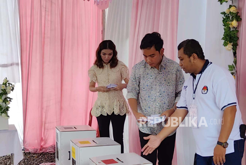 Calon wakil presiden (cawapres) Gibran Rakabuming Raka bersama istrinya mencoblos di TPS 34 Manahan, Kota Solo, Jawa Tengah, Rabu (14/2/2024). 