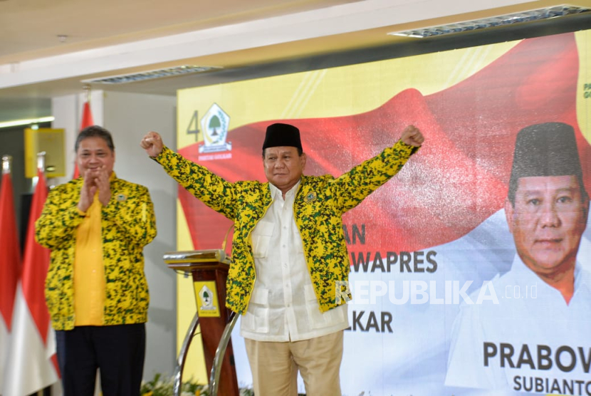 Ketua Umum Partai Golkar Airlangga Hartarto (kiri) menyerahkan jaket Partai kepada Capres Prabowo (kanan) dalam Rapimnas Partai Golkar di markas partai berlogo pohon beringin itu, Jakarta Barat, Sabtu (21/10/2023)