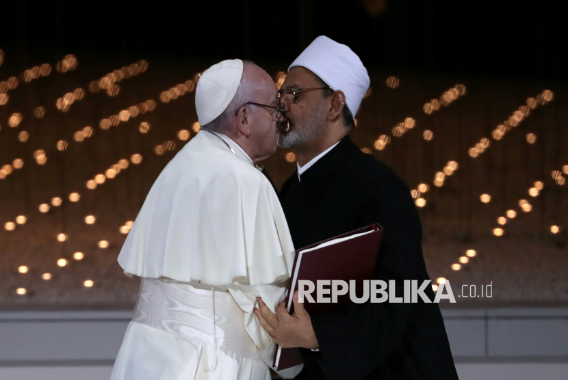 Paus Fransiskus dan Imam Besar al-Azhar Sheikh Ahmed al-Tayeb saling berciuman di Abu Dhabi, Uni Emirat Arab, 4 Februari 2019.