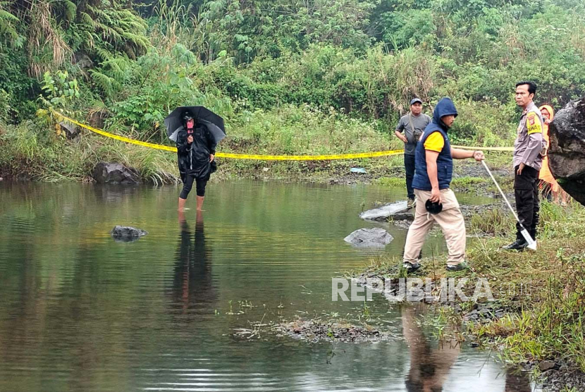 Polisi melakukan olah tempat kejadian perkara (TKP) kasus bocah tenggelam dan meninggal dunia di kubangan bekas galian C, wilayah Kecamatan Bungursari, Kota Tasikmalaya, Jawa Barat, Jumat (14/7/2023).