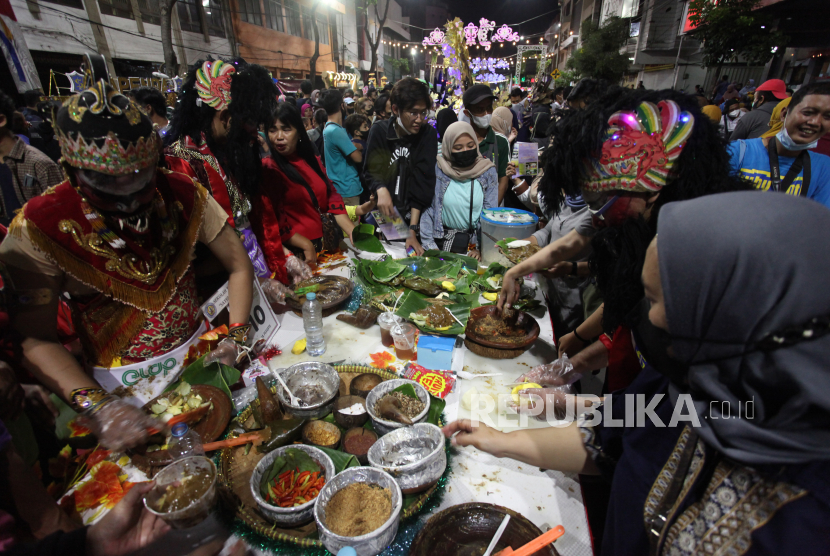 Peserta membagikan rujak uleg kepada warga yang berkunjung ke Festival Rujak Uleg. Acara ini digelar untuk mengembangkan kuliner tradisional di Kota Probolinggo, Jawa Timur. (Ilustrasi)