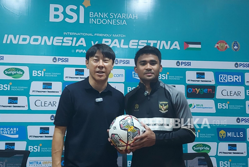 Pelatih timnas Indonesia Shin Tae-yong dan bek sayap Asnawi Mangkualam memberikan keterangan pers setelah pertandingan FIFA matchday melawan Palestina di Stadion GBT Surabaya, Rabu (14/6/2023).