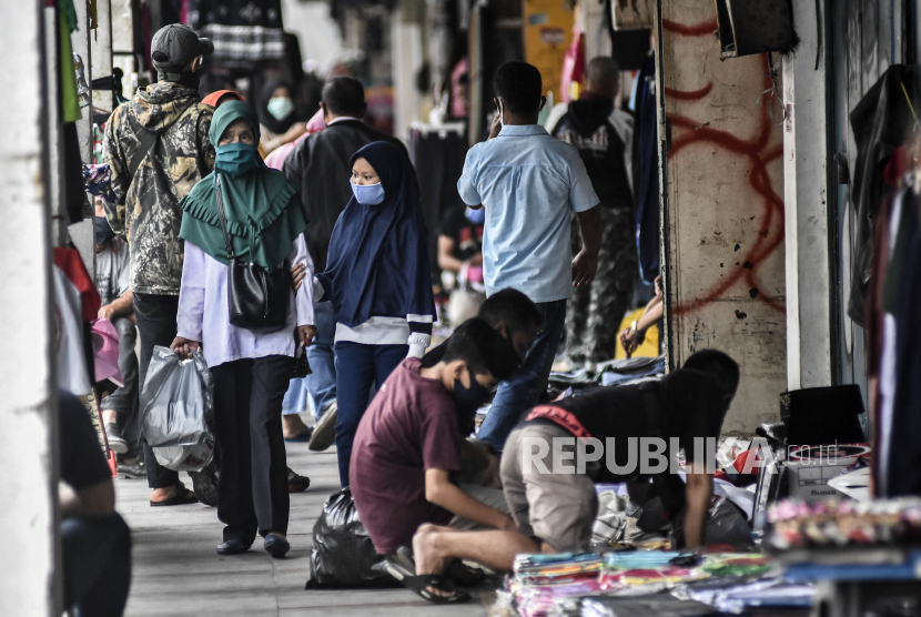 Suasana aktivitas jual beli di atas trotoar Jalan Otto Iskandar Dinata (Otista), Kota Bandung, Senin (18/5). Meski penerapan Pembatasan Sosial Berskala Besar (PSBB) Jawa Barat masih berlaku hingga 19 Mei 2020 mendatang, namun sebagian oknum pedagang tetap menggelar lapaknya di sejumlah titik seperi di atas trotoar dan pinggir jalan