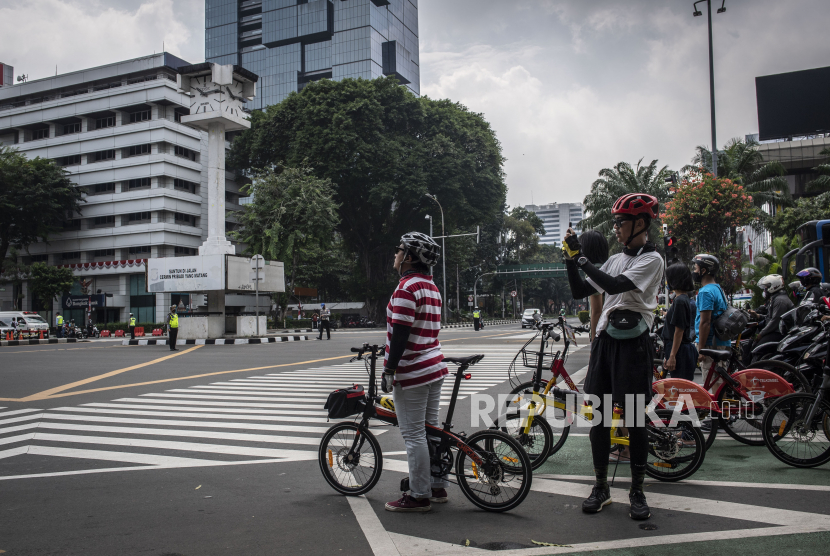 Pesepeda berhenti dan berdiri tegak dengan sikap sempurna selama tiga menit di Jalan MH Thamrin, Jakarta, Senin (17/8). (ilustrasi)