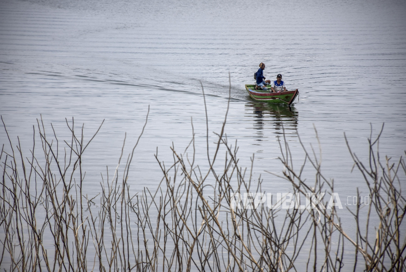 Warga beraktivitas menggunakan perahu di Waduk Jatigede, Desa Cipaku, Darmaraja, Kabupaten Sumedang. Ridwan Kamil resmikan Buricak Burinong untuk jadikan Jatigede bertaraf internasional.