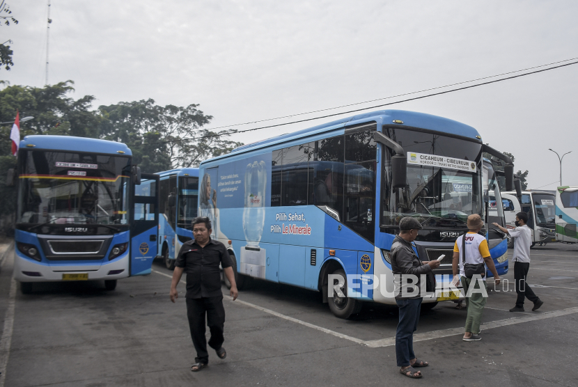Sejumlah calon penumpang berada di depan bus DAMRI di Terminal Cicaheum, Kota Bandung, Jawa Barat, Rabu (2/8/2023). 