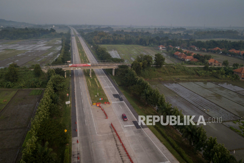 Foto aerial pintu Gerbang Tol Palimanan, Cirebon, Jawa Barat. Polresta Cirebon pada akhir pekan akan mengalihkan kendaraan berat yang mengarah ke Jawa Tengah ke jalur non-tol. Upaya pengalihan dilakukan untuk mengantisipasi kepadatan di Gerbang Tol (GT) Palimanan utama di libur panjang ini.