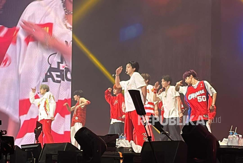 Grup K-pop Xikers tampil di konser Saranghaeyo Indonesia (SHI) 2024 di Beach City International Stadium, Ancol, Jakarta Utara, Sabtu (4/5/2024).