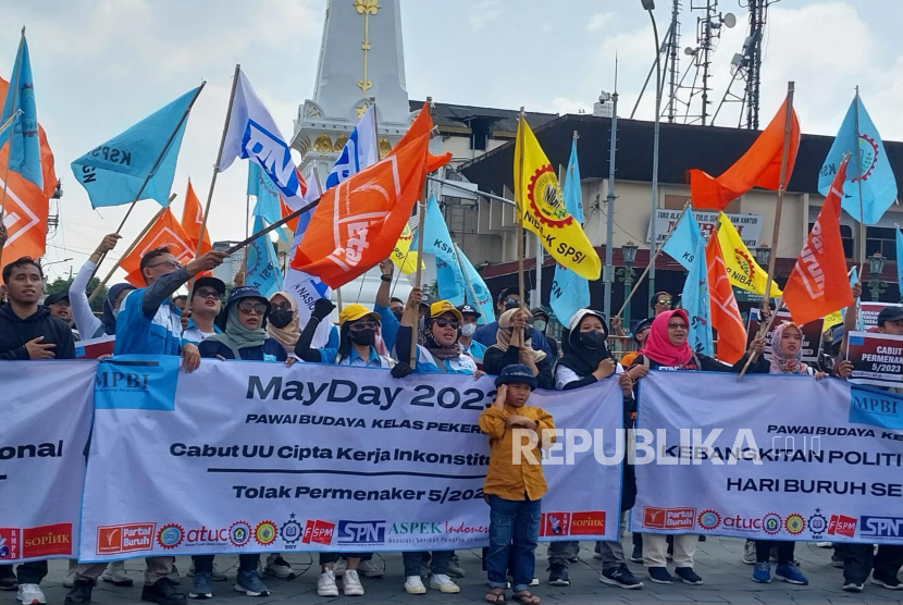 Sejumlah buruh menggelar aksi peringatan Hari Buruh Internasional di Tugu Yogyakarta, Senin (1/5/2022).