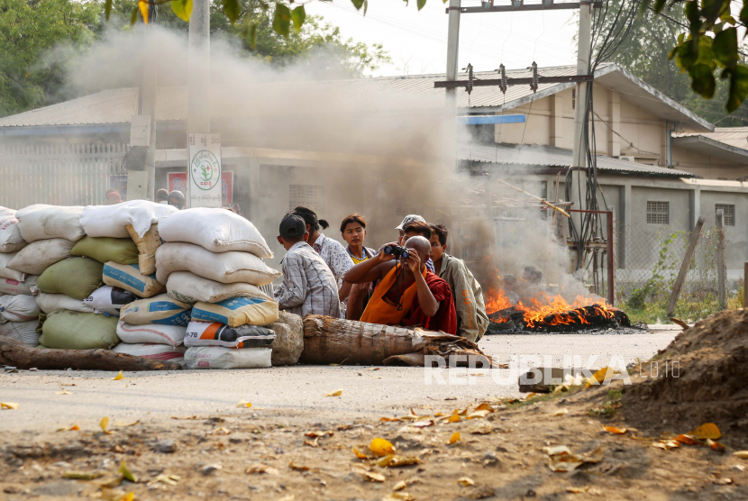  Seorang demonstran menggunakan teropong selama protes melawan kudeta militer di Mandalay, Myanmar, 22 Maret 2021. Protes anti kudeta terus berlanjut meskipun tindakan keras terhadap demonstran semakin intensif oleh pasukan keamanan.