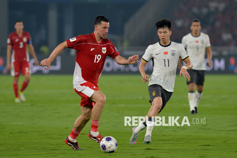 Pemain timnas Indonesia Thom Haye berusaha melewati adangan pemain China pada pertandingan Kualifikasi Piala Dunia 2026 putaran ketiga Grup C di Stadion Utama Gelora Bung Karno, Jakarta, Kamis (5/6/2025). Thom Haye kini resmi bergabung dengan Persib Bandung.