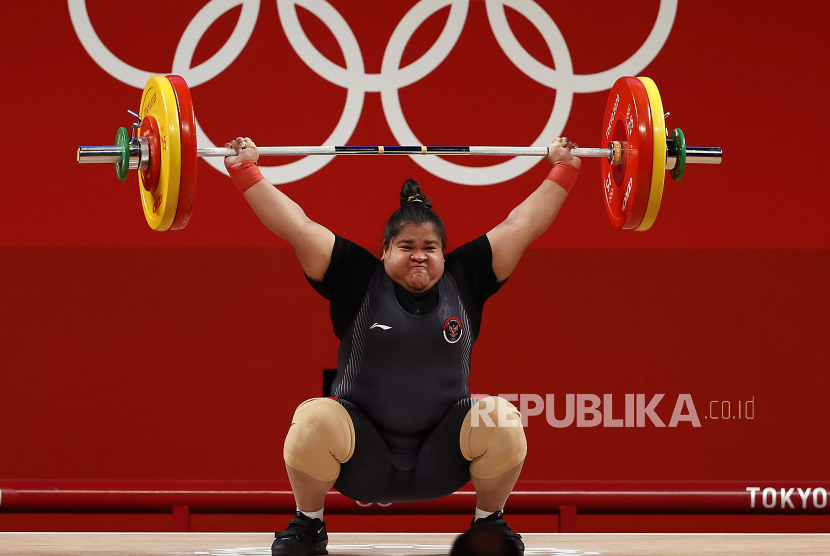 Nurul Akmal dari Indonesia mencoba untuk mengangkat 107kg dalam upaya pertamanya selama bagian Perebutan Medali Emas Grup A +87kg Putri dari acara Angkat Besi Olimpiade Tokyo 2020, di Tokyo International Forum di Tokyo, Jepang, 02 Agustus 2021.