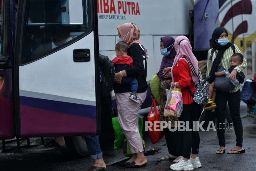 Penumpang saat akan menaiki bus di Terminal Kampung Rambutan, Jakarta Timur, Rabu (21/12/2022). 