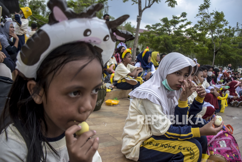 Sejumlah siswa memakan telur ayam rebus pada peringatan Hari Pangan Sedunia ke-42 di Kiara Artha Park, Kota Bandung, Selasa (8/11/2022). Peringatan Hari Pangan Sedunia ke-42 tersebut diisi dengan berbagai kegiatan seperti lomba masak kreasi pangan, sosialisasi B2SA (Beragam, Bergizi, Seimbang dan Aman), pelayanan masyarakat, lokakarya serta pemecahan rekor MURI gelar pangan murah di 39 titik kota/kabupaten se-Jawa Barat. Republika/Abdan Syakura