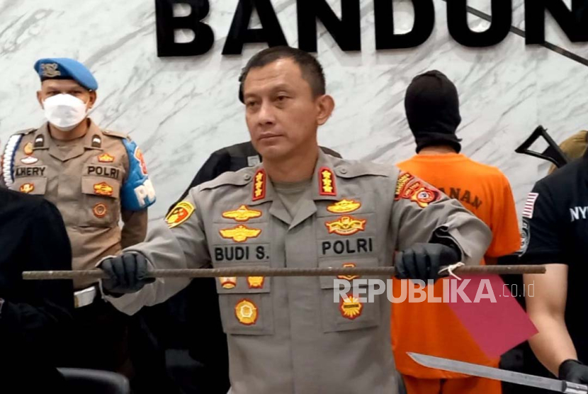 Polisi menunjukkan satu orang tersangka dalam bentrok ormas di Kota Bandung, Sabtu (20/4/2024). Bentrok dipicu perselisihan paham antar ormas. 