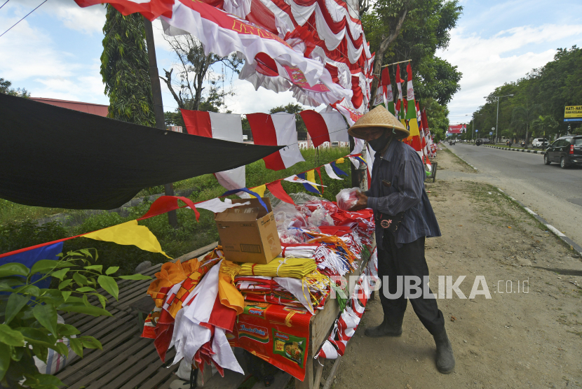 Pedagang menjual hiasan bernuansa bendera Merah Putih di jalan (ilustrasi).