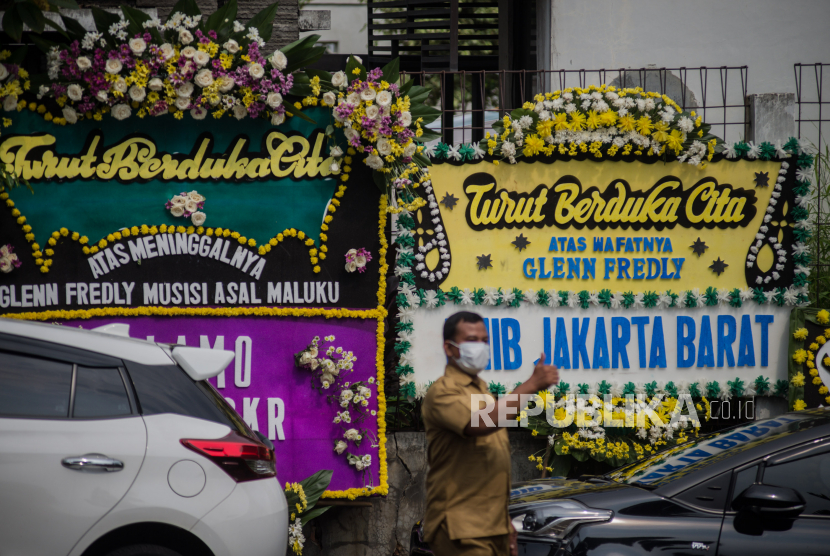 Suasana di rumah duka tempat disemayamkannya mendiang Glenn Fredly di GBIB Sumber Kasih, Lebak Bulus, Jakarta Selatan, Kamis (9/4). Mendiang Glenn Fredly meninggal  dunia di usia 44 tahun akibat penyakit meningitis pada hari Rabu (8/4/2020) di Rumah Sakit Setia Mitra Fatmawati, sekitar pukul 18
