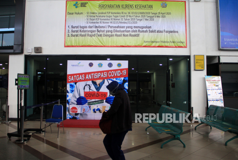 Petugas melintas di Posko COVID-19 di Terminal 1 Bandara Internasional Juanda, Sidoarjo, Jawa Timur, Sabtu (23/5). PT Angkasa Pura (AP) I mencatat adanya kenaikan trafik penumpang usai larangan mudik selesai. 